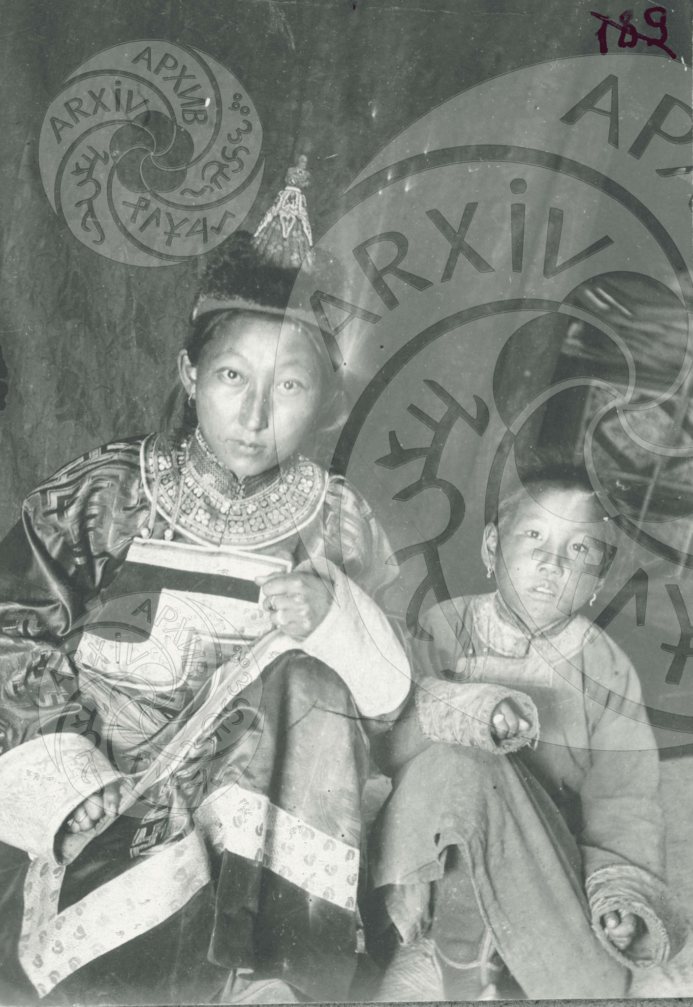 Фот. 8. Национальный костюм богатой тувинской девушки. Хемчикский хоошун. 1916 г.