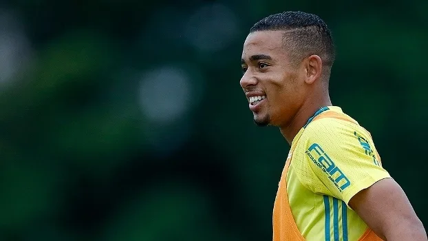 Cobiçado na Europa, Gabriel Jesus procura Cuca e ouve conselhos de 'pai'