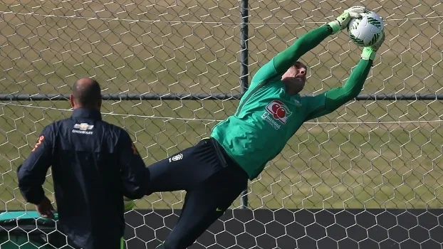 Prass machuca cotovelo operado e fica de fora de treino da seleção olímpica