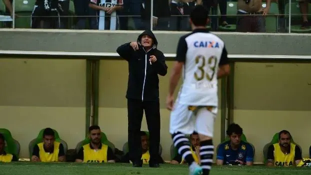 Hostilizado, Tite recorre a capuz para se proteger de cusparadas da torcida do Atlético-MG