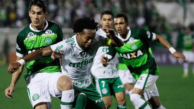 Palmeiras cava pênalti no fim e arranca empate em Chapecó e iguala rivais na ponta