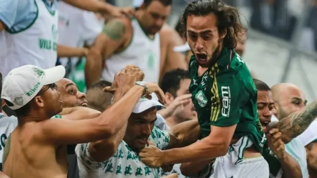 Valdívia diz que escolheu o Colo-Colo 'mesmo com campanha da torcida do Palmeiras para que voltasse'