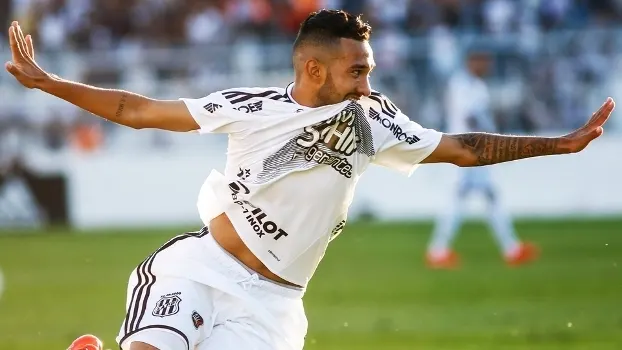 Clayson reencontra o estádio onde chamou atenção do Corinthians