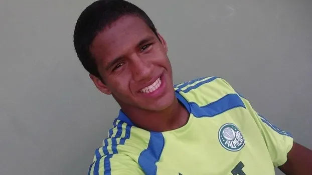 Atacante abandonou Palmeiras, foi trabalhar em igreja, mas virou Hulk da Série C 