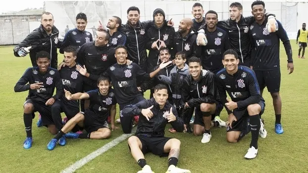 Com festa e agradecimento, atletas celebram aniversário do Corinthians