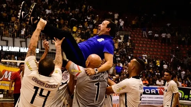 Ex-Palmeiras, Malcom e mais novo que atletas: o técnico que pode, enfim, dar Liga Futsal ao Corinthians