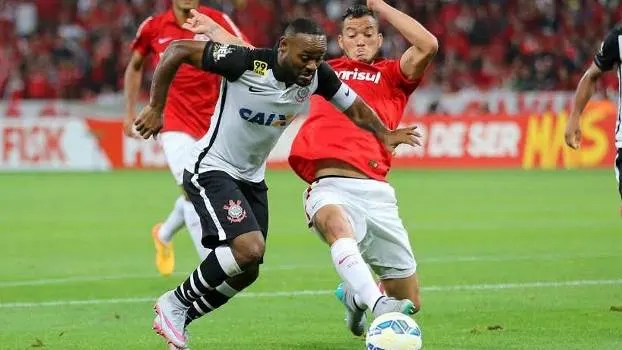 Internacional vence de virada e impede Corinthians de igualar recorde no Brasileirão