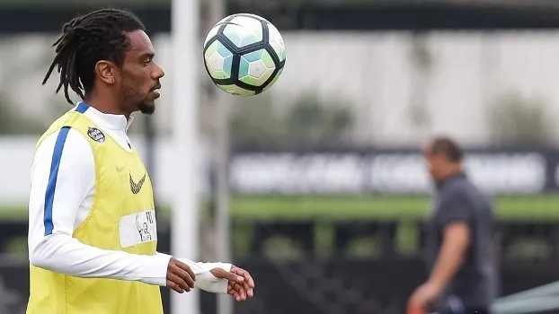 Sem reforço e jovem, Corinthians se prepara para perder Fagner testando volantes