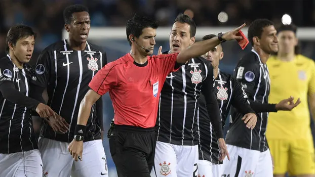 Rodriguinho e Jô são expulsos, Corinthians empata com Racing e se despede da Sul-Americana