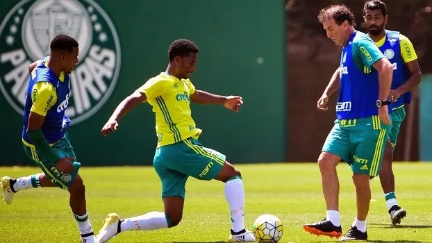 Com Jesus e Vitor Hugo, Palmeiras defende ponta contra Coritiba