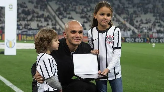 Homenageado, Fábio Santos celebra passagem 'perfeita' pelo Corinthians