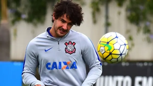 Perto de reestreia, Pato se destaca em treino de reservas do Corinthians