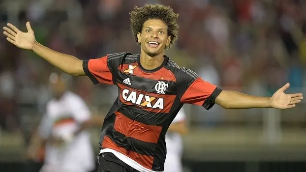 Willian Arão comemora um de seus gols na vitória do Flamengo sobre a Portuguesa