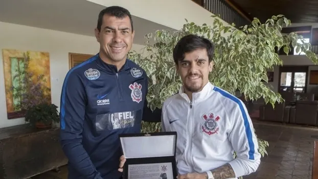 Fagner chega a 200 jogos e recebe placa em homenagem