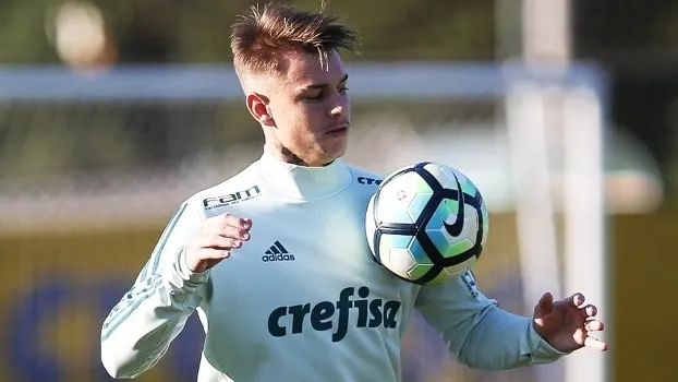 Em roda de bobinho, Róger Guedes sente o tornozelo e deixa treino do Palmeiras mais cedo