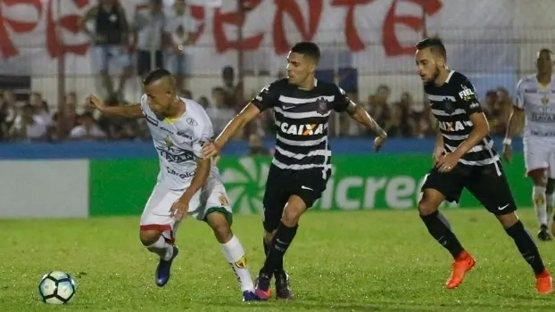 Corinthians quase cai, mas consegue vaga nos pênaltis em Brusque