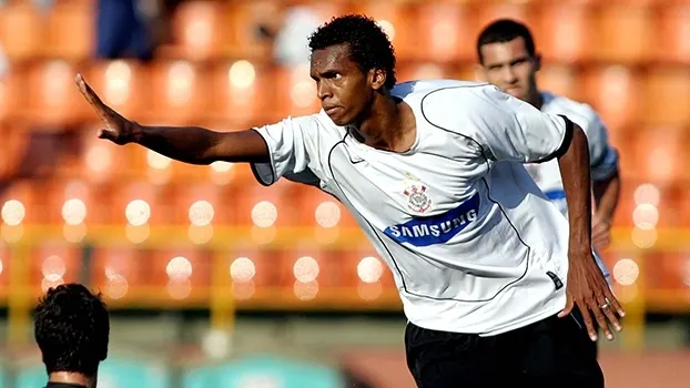 De volta, Jô já treina em campo com o uniforme do Corinthians