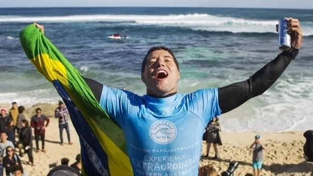 Campeão do mundo, Mineirinho recebe manto alvinegro e cartão do Fiel Torcedor