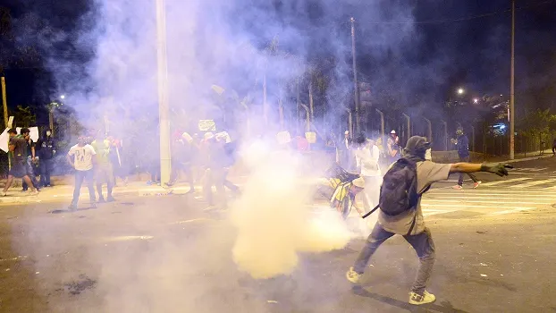 Manifestantes fecham avenida e marcham para estádio de abertura da Copa