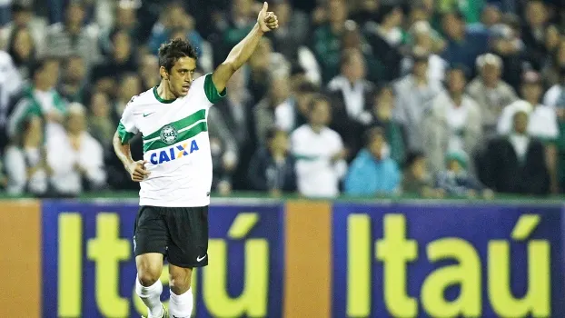 Coritiba 'analisa mercado' e decide recusar oferta do Palmeiras por Robinho