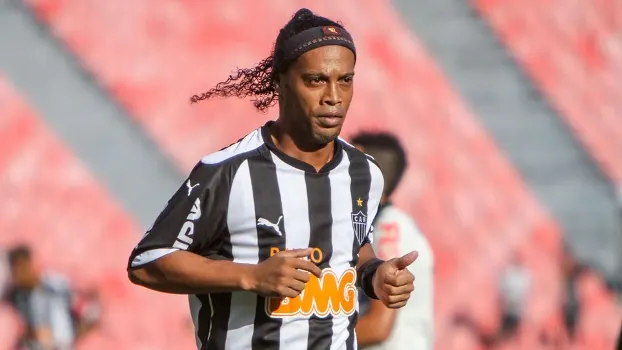 Sem clube, Ronaldinho foi oferecido e rejeitado pelo Corinthians