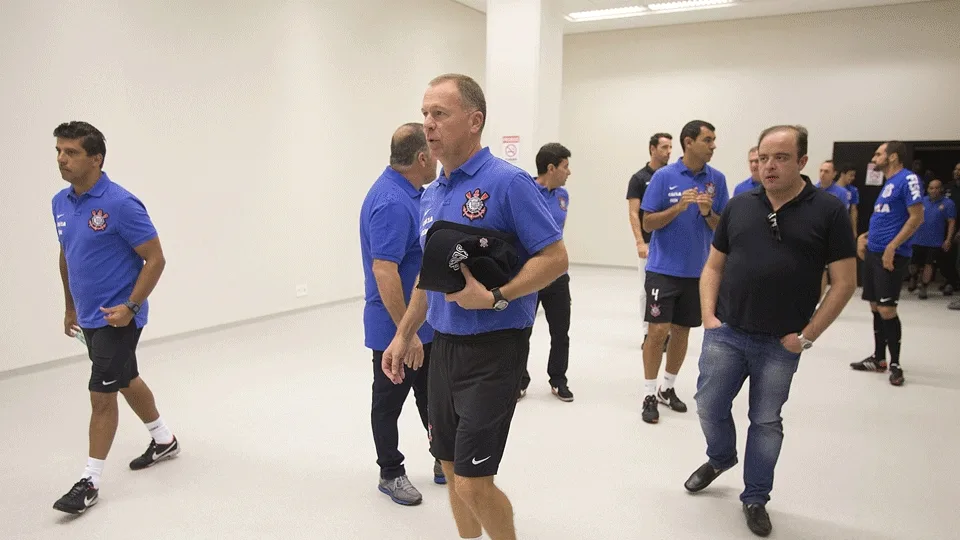 Da oração ao toque de bola, veja fotos do primeiro treino do Corinthians na Arena.