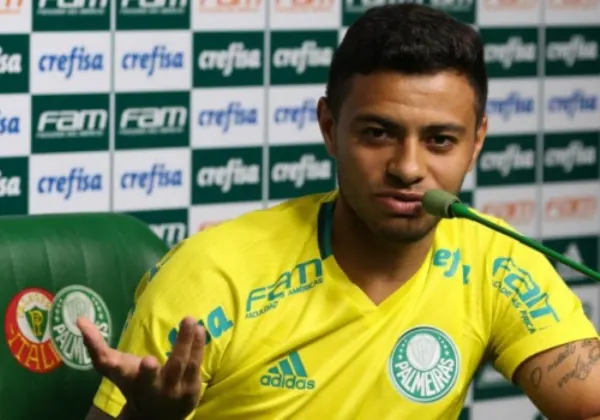 Alvo do Vitória, Cleiton Xavier diz que continua no Palmeiras