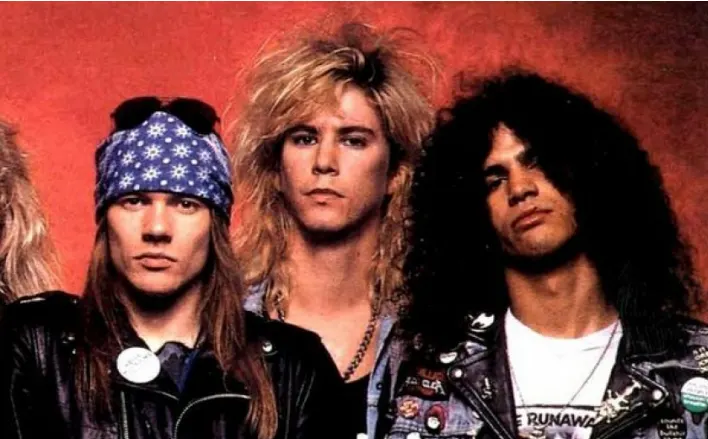 Veja como era o mundo do futebol quando Axl, Slash e Duff tocaram juntos com o Guns pela última vez