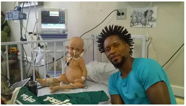  Após campanha, Zé Roberto visita pequeno torcedor com doença grave