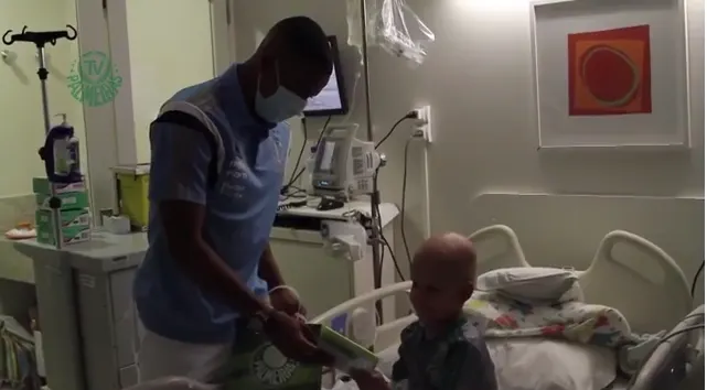 Gabriel Jesus visita e joga vídeo game com torcedor mirim em hospital.