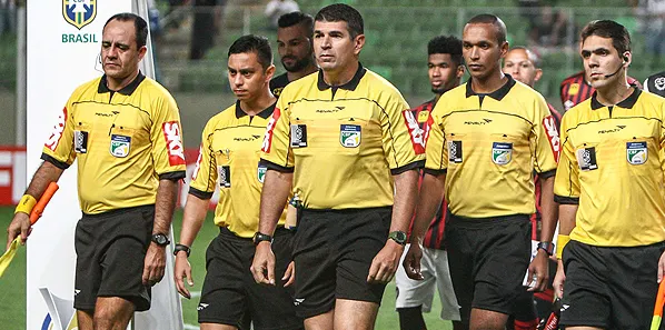 CBF vai aderir às mudanças de regras do futebol, e arbitragem terá que se adaptar às pressas para o Brasileiro