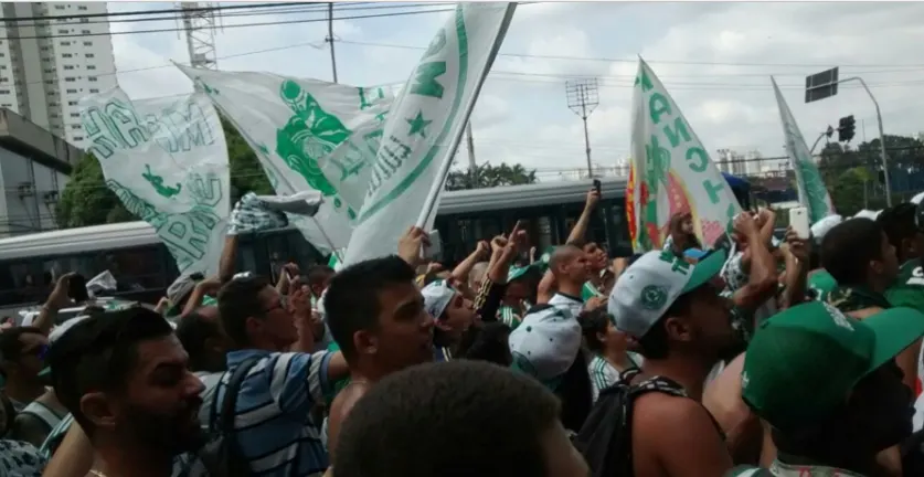 Palmeirenses e corintianos causam confusão em estação do metrô