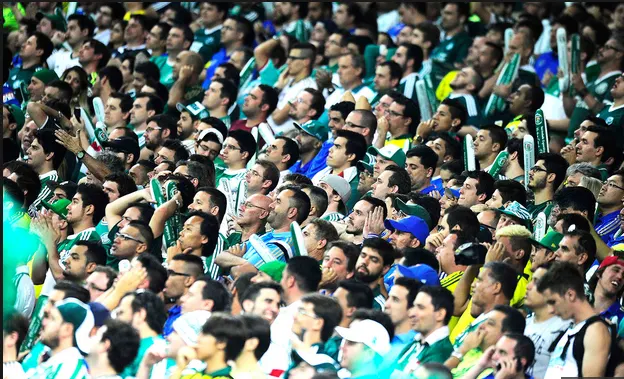 No Palestra, torcida vibra com gol santista e xinga Nobre e Verdão