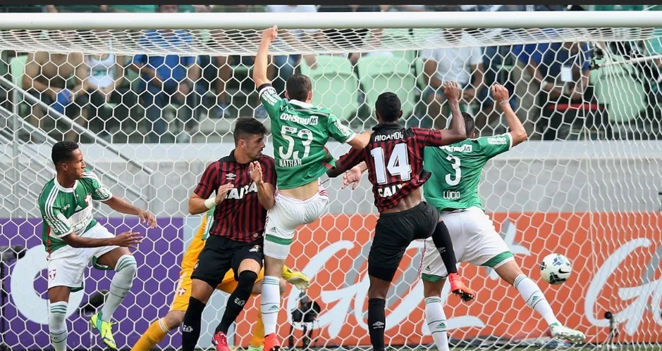 Volante diz que time do Palmeiras todo chorou após evitar a queda