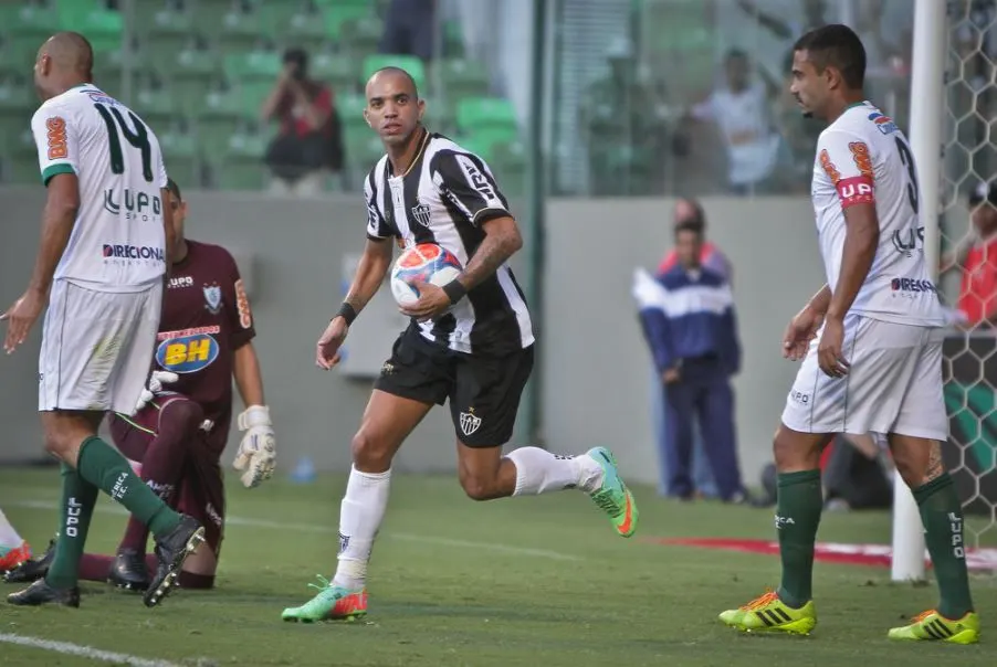 Corinthians busca meia e atacante