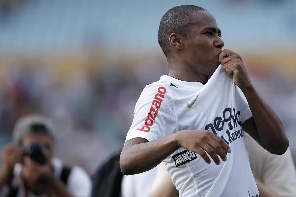 Após quitar parte de imposto, Corinthians sofre para pagar parcela de Elias