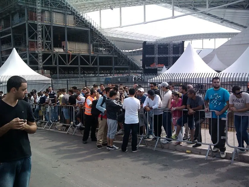 Itaquerão: torcedores sem ingresso fazem fila