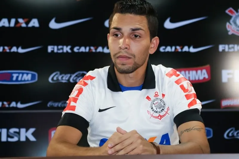 Petros lembra bullying da infância ao acertar renovação no Corinthians