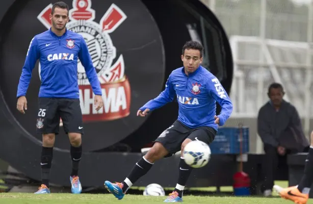 Renato Augusto conversa com Gilmar e trabalha para seguir na Seleção