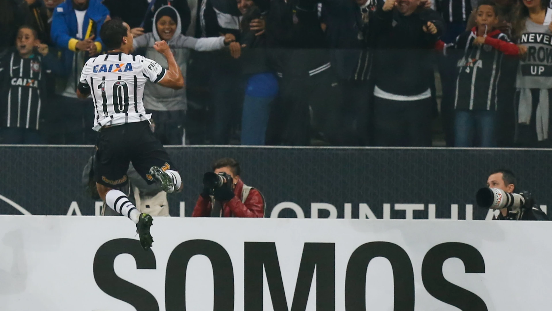 Corinthians embala em Itaquera e entra no G-4 com vitória sobre Atlético-PR