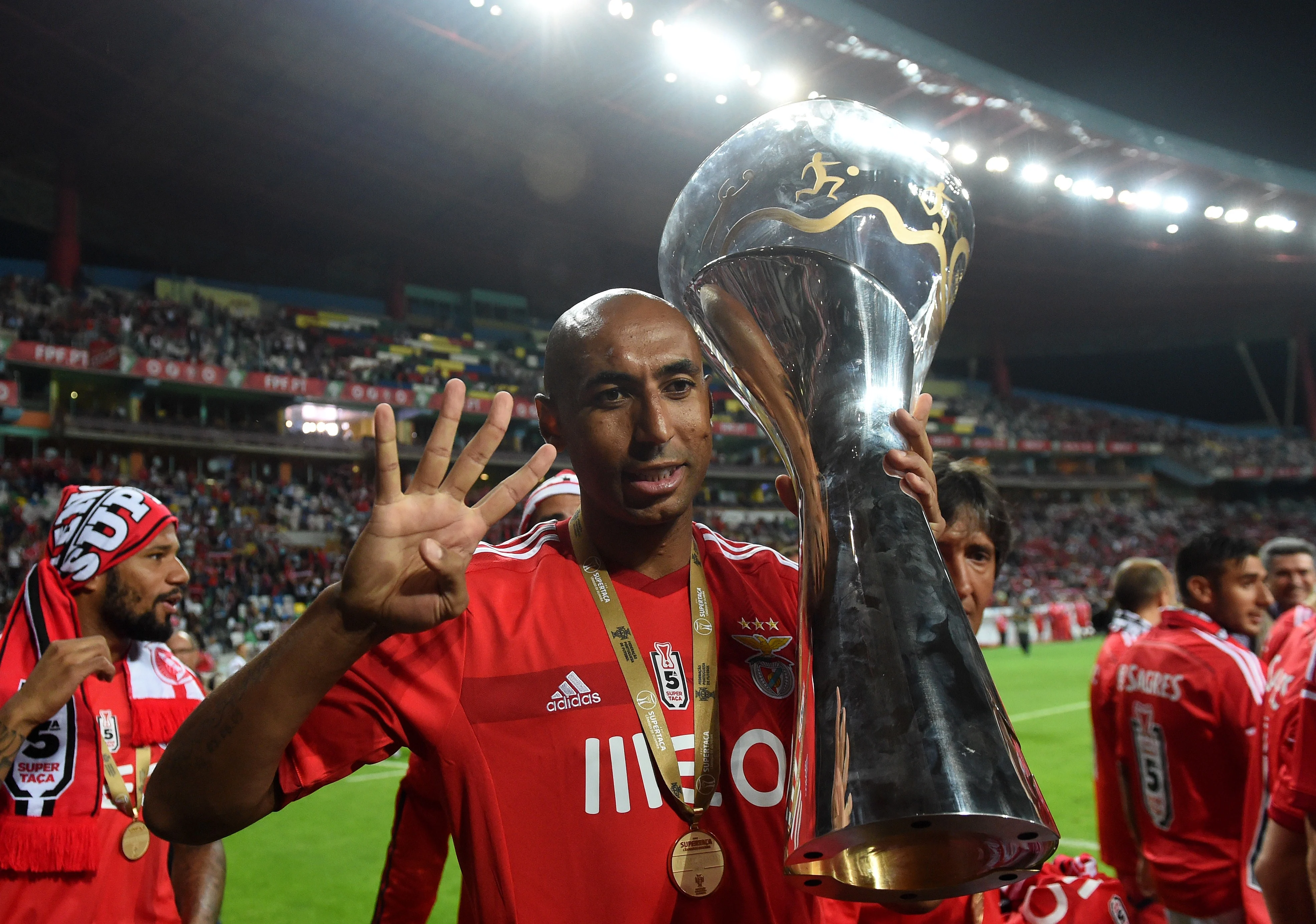 Jornal: Benfica exige R$ 30 milhões para liberar Luisão e Palmeiras recua