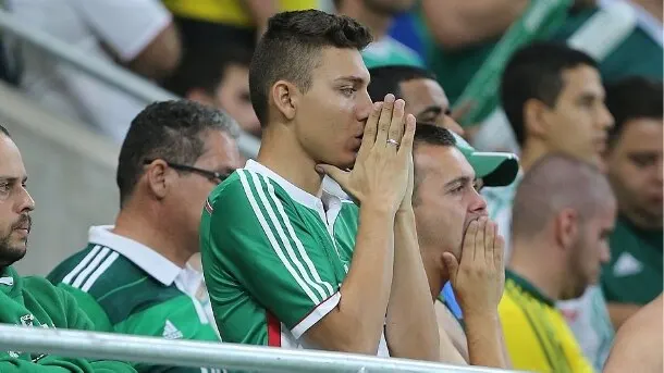 Torcida do Palmeiras se revolta com 'papelão' do time na arena