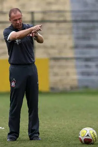 Mano cobra bastante em treino, mas diz passar tranquilidade aos atletas