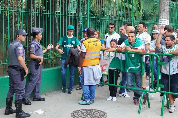 Ruas fechadas no entorno da Arena Palmeiras dividem opiniões