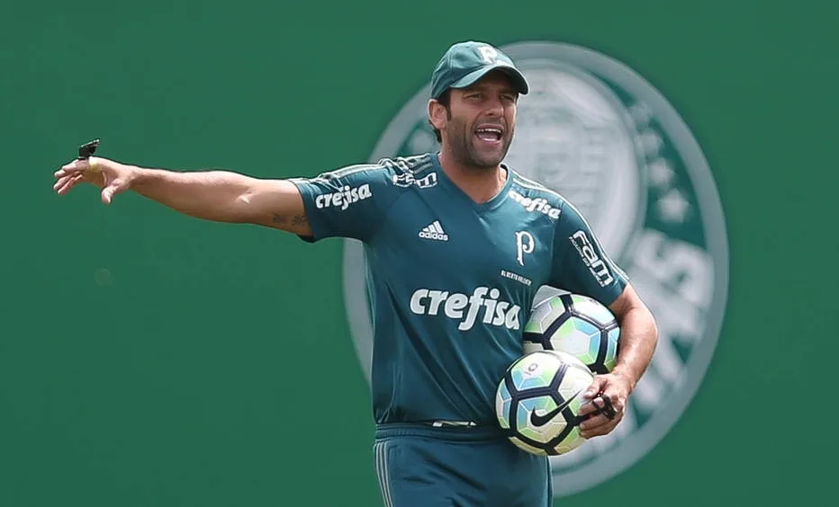 Em segredo, Valentim esboça time titular do Palmeiras para o clássico