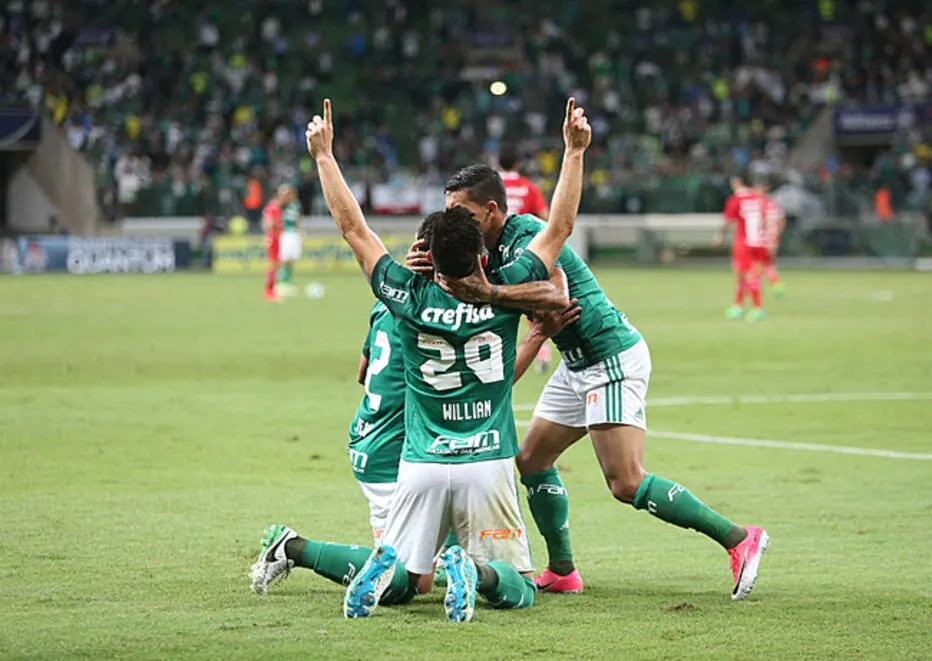 Cuca festeja vantagem sobre o Inter e admite poupar titulares no Brasileirão