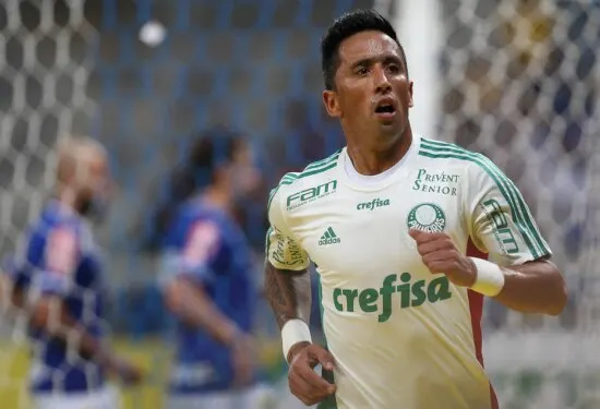 Lucas Barrios lidera o Palmeiras na briga pelo G-4 no Pacaembu