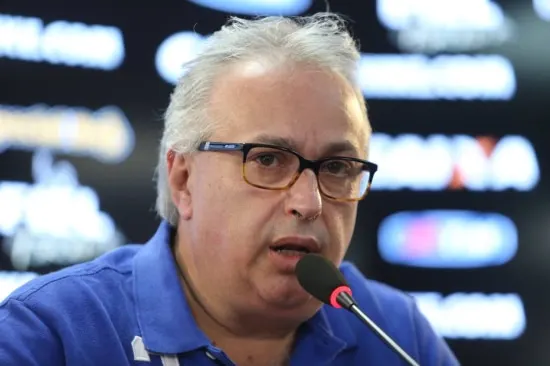 Presidente do Corinthians rebate especulações e fala em 'elenco fechado'
