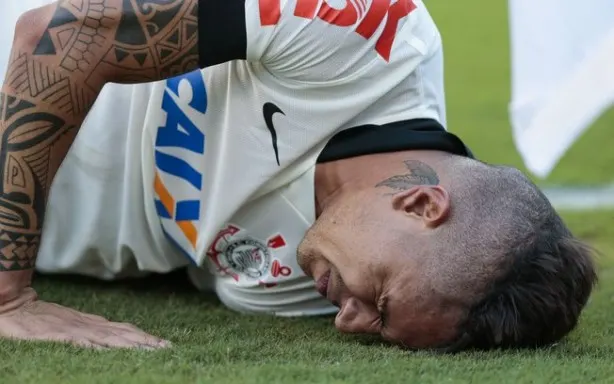 Cabisbaixo, Guerrero perde espeço no Corinthians.