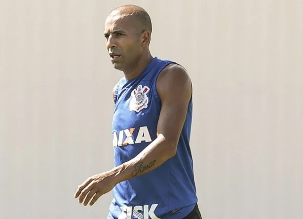 Corinthians faz Emerson compensar falta e deixa o atacante longe do gramado.